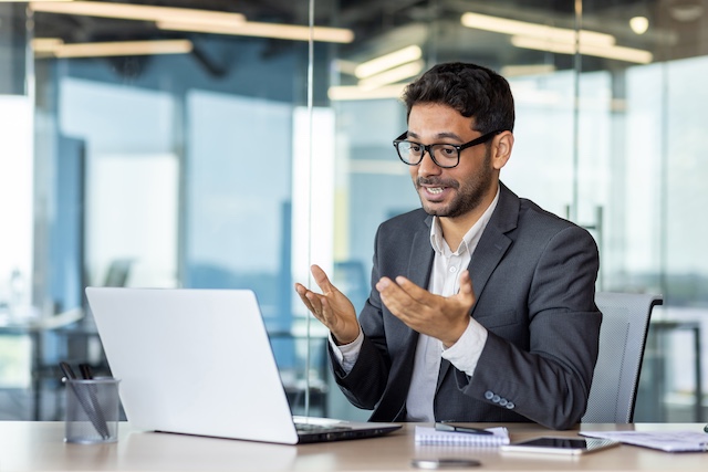 Hispanic executive coach speaks to a client online